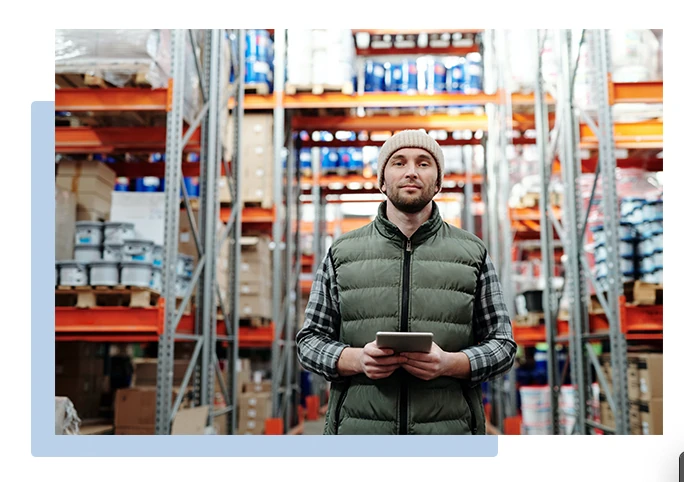 Mitarbeiter im Lager von Aladin Kartons bei der Kartonproduktion